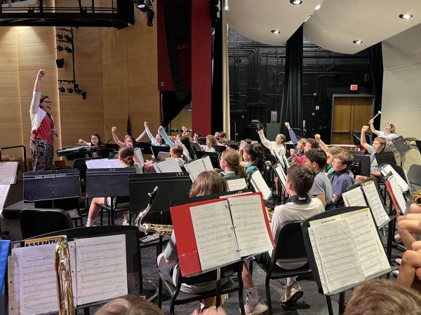 A photo of the Gwyneth Walker, Janet Rosen, and the Saxe 6th Graade Band